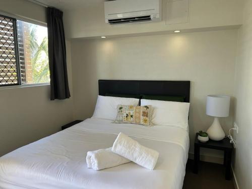 Ένα ή περισσότερα κρεβάτια σε δωμάτιο στο Luxury Coastal Escape at Endeavor Inn - Emu Park