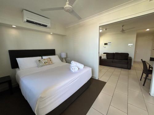 Ένα ή περισσότερα κρεβάτια σε δωμάτιο στο Luxury Coastal Escape at Endeavor Inn - Emu Park