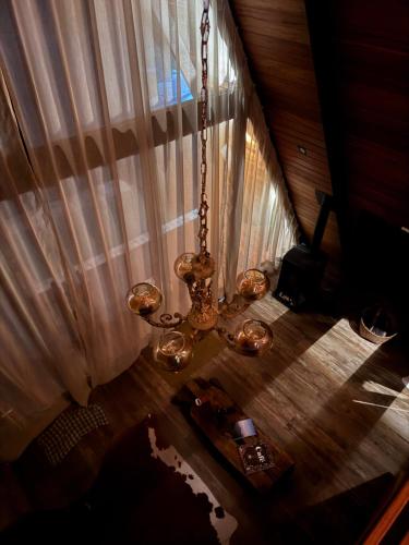 a chandelier on a table in a room at Cabana Catuaí in Espera Feliz