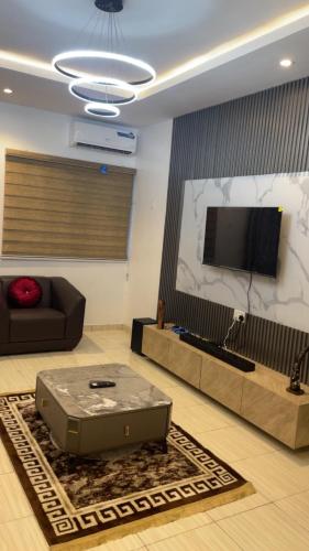 TV a/nebo společenská místnost v ubytování Oluremilekun The home of beauty and fun