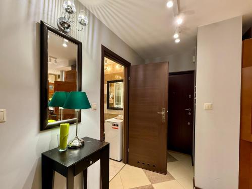 Habitación con mesa, lámpara y espejo. en VIEW 4 Panorama 85'TV Wifi 2 GBs Netflix HBO SkyShowMax, en Varsovia