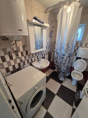 um banheiro com máquina de lavar e pia em Apartmani Petrović SEMČE Suva Planina em Gadžin Han