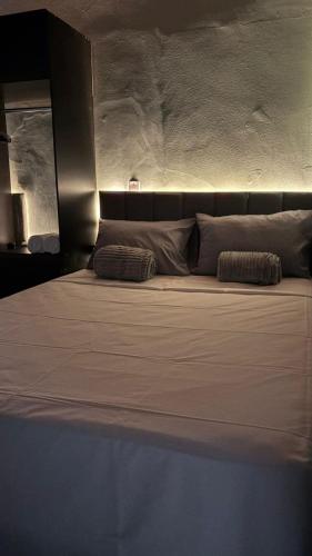 En eller flere senge i et værelse på Smart Studios 102 com ar wifi e garagem prox ao Shopping