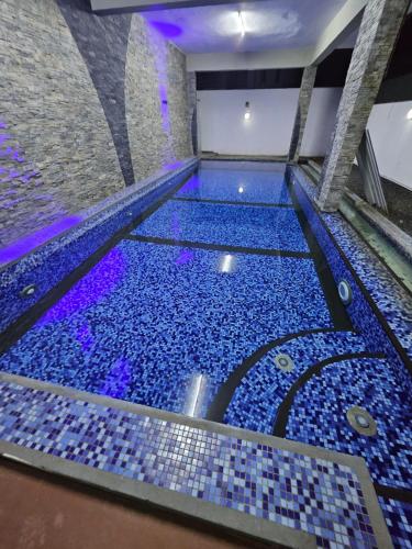 Luxury Apartment with Pool&Gym 2 mins from Beach