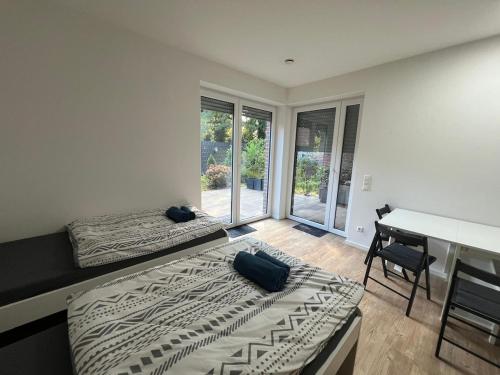 a bedroom with two beds and a desk and a desk at Monteurswohnung 5P Lohne in Wietmarschen