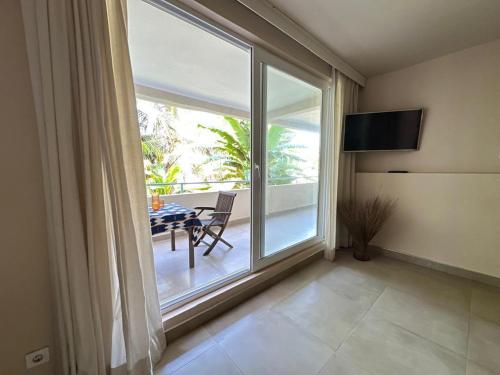 TV a/nebo společenská místnost v ubytování Coastal Gem