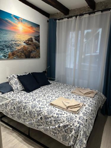 a bedroom with a bed and a window with towels on it at Salabardoa Ea in Ea