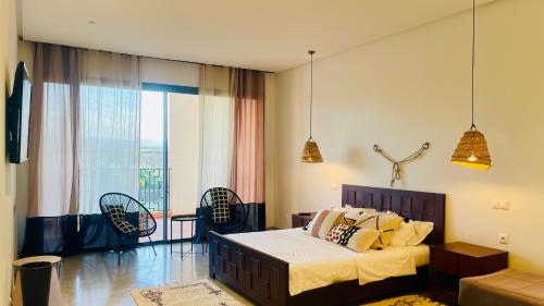 ein Schlafzimmer mit Bett und ein Zimmer mit Balkon in der Unterkunft Villa Majestic Atlas 6ch in Loukid