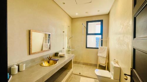 ein Badezimmer mit Waschbecken und Spiegel in der Unterkunft Villa Majestic Atlas 6ch in Loukid