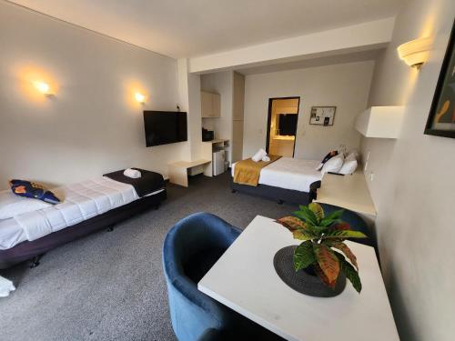 Postel nebo postele na pokoji v ubytování U Studios Paraparaumu Beach