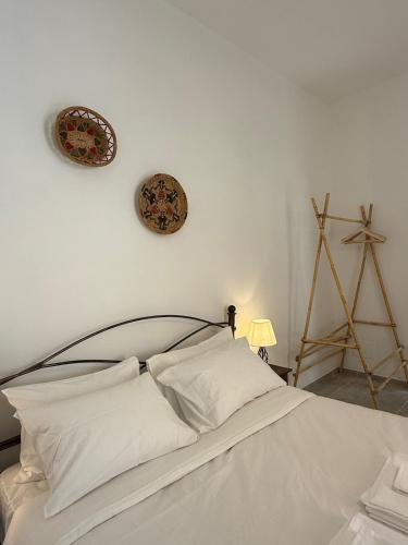 a bedroom with a bed and two plates on the wall at La Villeta di Nonna in Selargius
