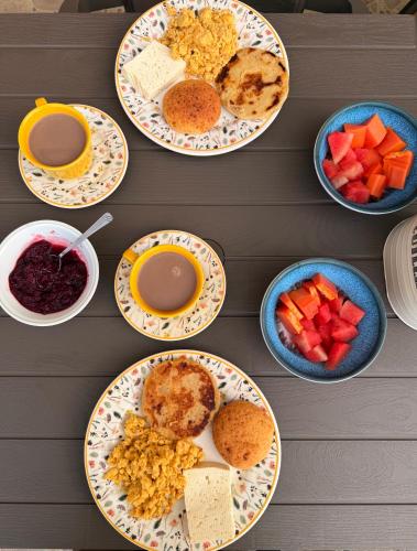 een tafel met borden en fruitschalen bij Hacienda el Recuerdo in Ubalá