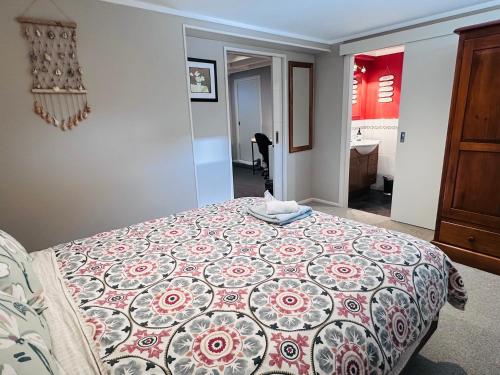 Ένα ή περισσότερα κρεβάτια σε δωμάτιο στο Guest Suite with Lounge & Bathroom