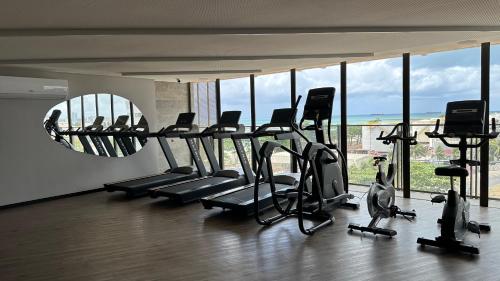 Studio Beira Mar com Vista Mar NT1318的健身中心和/或健身设施