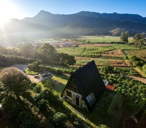 a house on a hill with a view of a field at Cabana Catuaí in Espera Feliz