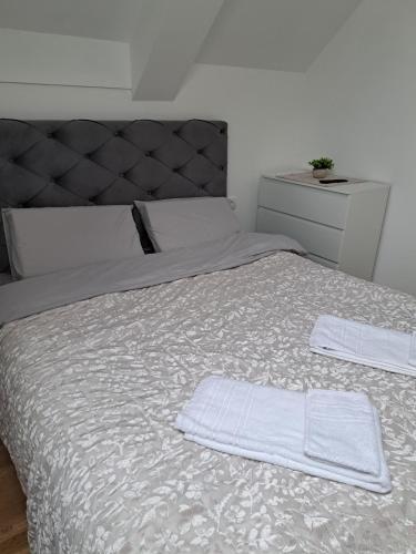 Ένα ή περισσότερα κρεβάτια σε δωμάτιο στο M&M apartman i Spa