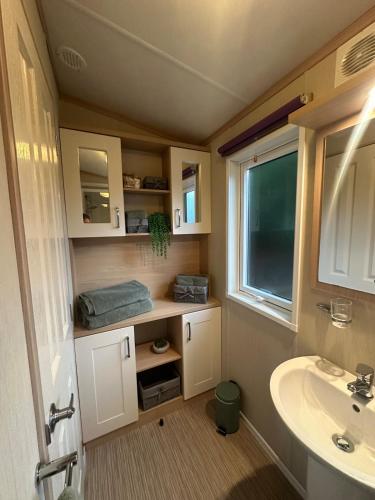 a small bathroom with a sink and a sink at Glen-coo in Auchterarder