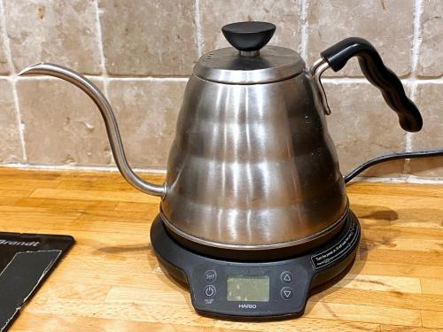 einen Wasserkocher auf dem Tisch in der Unterkunft Chambre privée non verrouillée dans un appartement partagé - avec chien in Straßburg