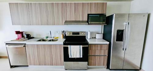 Η κουζίνα ή μικρή κουζίνα στο Brand New Luxe Condo - Amazing Ocean Views