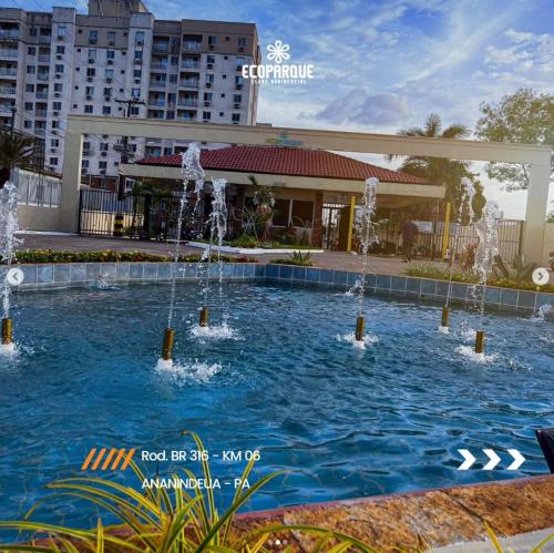 アナニンデウアにあるApt with full club - Rent for seasons!の建物の前に噴水のあるプール