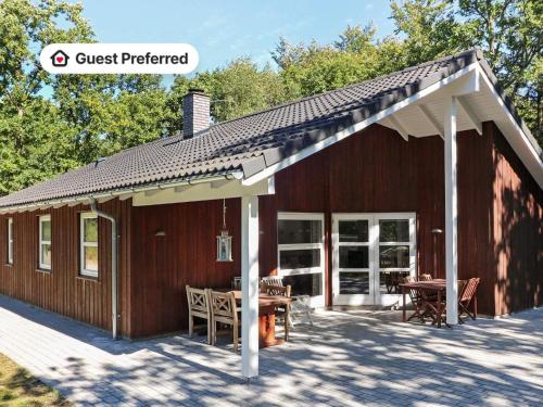 ein Haus mit einem Dach und einem Tisch davor in der Unterkunft 6 person holiday home in Hadsund-By Traum in Odde