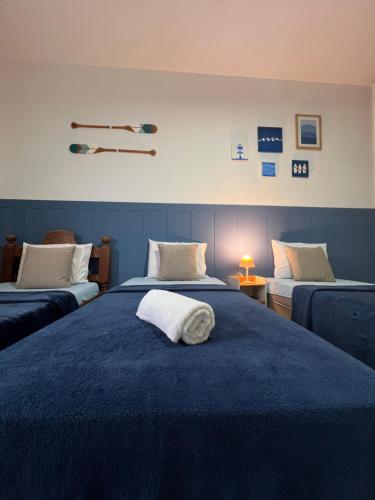 een slaapkamer met 2 bedden en een handdoek op het bed bij VISTA PARA MAR - Guarapari ES in Guarapari
