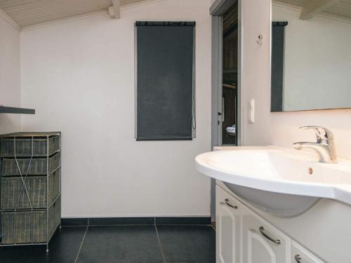 a bathroom with a sink and a mirror at Seaside Escape in Sonderho - By Traum Ferienwohnungen in Fanø