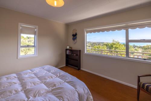 Postel nebo postele na pokoji v ubytování Beresford Bayview by Waiheke Pure