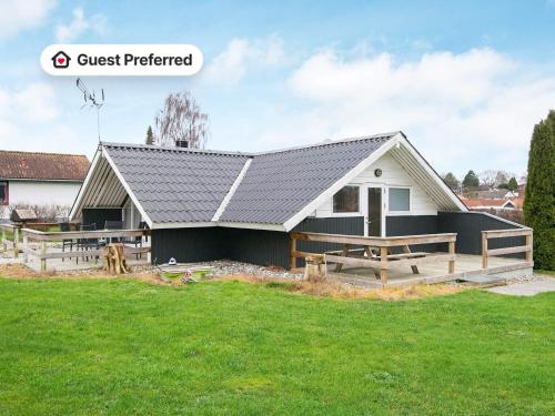 6 person holiday home in Hejls في Hejls: منزل بسقف معدني على ساحة
