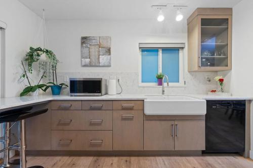 una cucina con lavello e microonde di Renovated North Vancouver Gem a North Vancouver