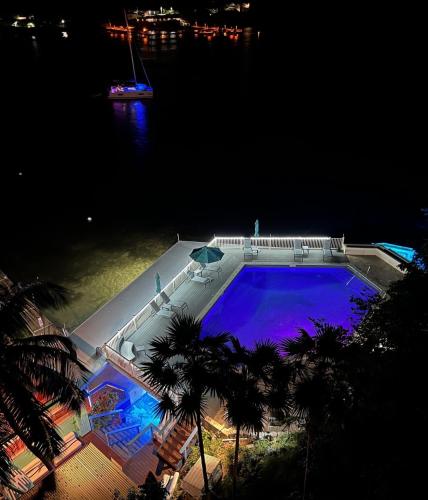 una grande piscina di notte accanto all'acqua di Point Pleasant Resort a Nazareth