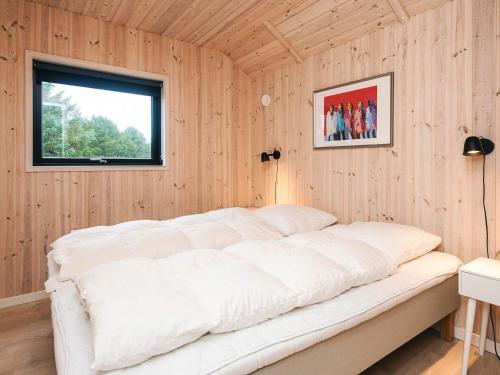 En eller flere senge i et værelse på 8 person holiday home in Fanø