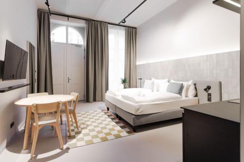 Giường trong phòng chung tại The Old Shops - Boutique Design Studios near Karlsplatz