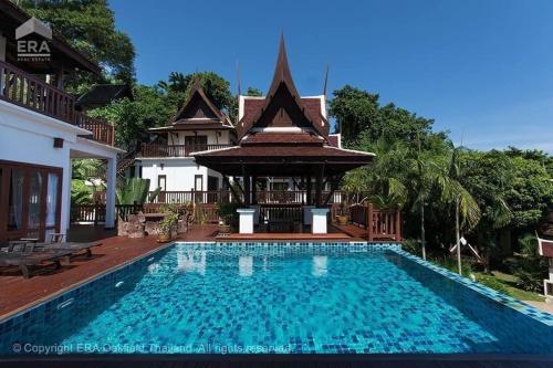 una piscina frente a una casa con un cenador en Villa i Mae Phim med privat pool och havsutsikt, en Mae Pim