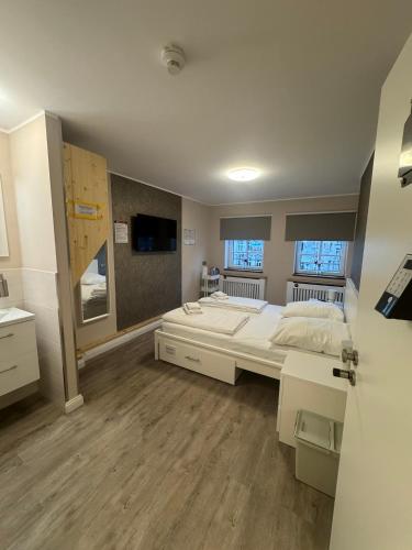 a large bedroom with a large bed and a tv at Suite-Pauli in Hamburg