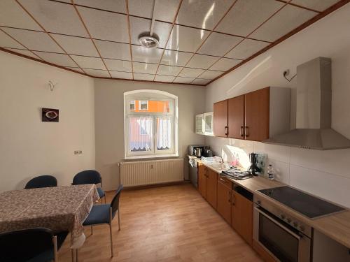 Η κουζίνα ή μικρή κουζίνα στο Ferienwohnung Goldener Drache