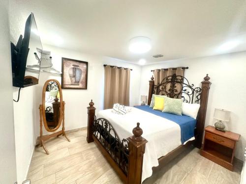 Un dormitorio con una cama grande y un espejo. en Loving Apartment! 5 min from the beach in car, en Clearwater