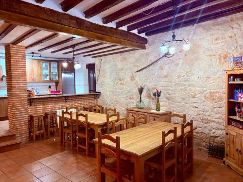 een eetkamer met houten tafels en stoelen bij Casa rural Valdecid in Valdeande