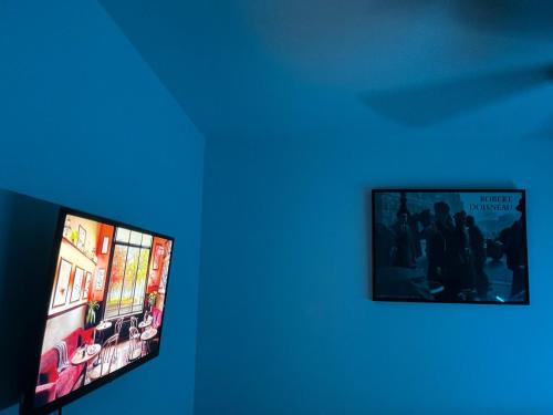 Ein Fernsehbildschirm an der Wand mit einem Bild darauf in der Unterkunft Secluded, Quiet, Cozy, & Modern in Gatesville