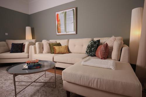 een woonkamer met een bank en een tafel bij Beautiful 3 bed house in central Hebden Bridge in Hebden Bridge