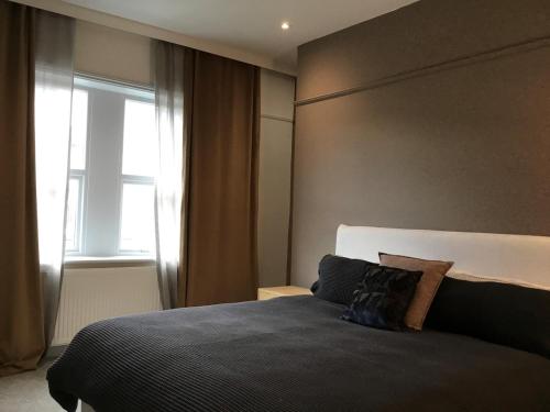 een slaapkamer met een groot bed en een raam bij Beautiful 3 bed house in central Hebden Bridge in Hebden Bridge