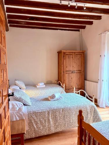 a bedroom with two beds in a room at Casa Valdecid TU PAUSA RURAL in Valdeande