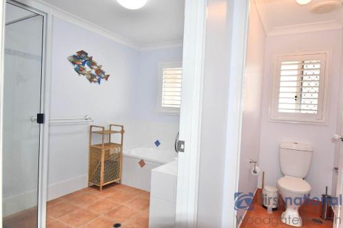 Ένα μπάνιο στο 4 Driftwood Place