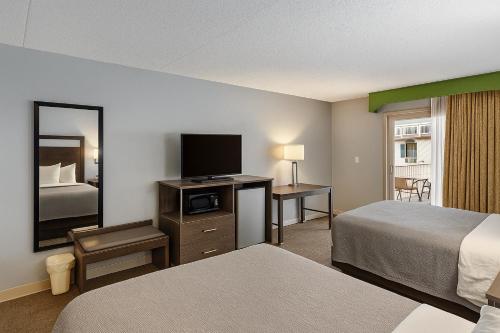 Postel nebo postele na pokoji v ubytování Quality Lodge