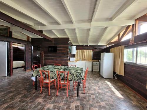 a dining room with a table and red chairs at Cabaña Elun in Panaholma