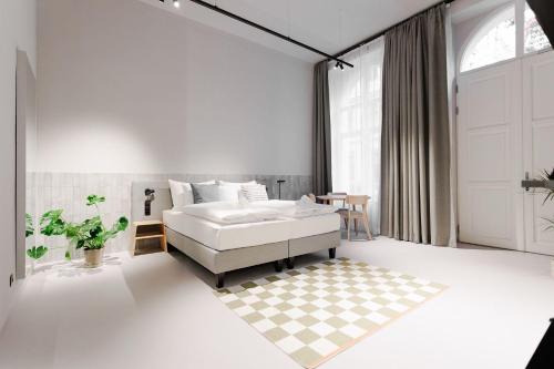 Boutique Design Studios in Vienna Center, Walk to Karlsplatz, Opera