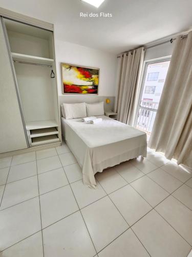 戈亚尼亚Metropolitan Barcelona By Rei dos Flats的一间卧室，里面有一张床和一扇大窗户。