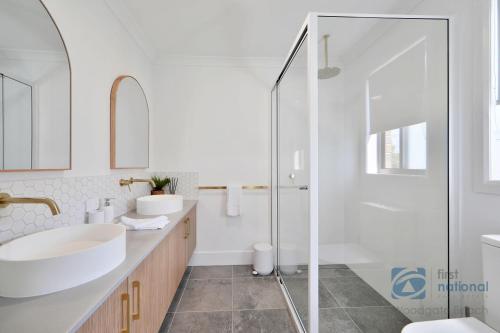 Ένα μπάνιο στο 28 First Avenue