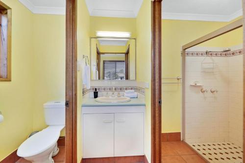 Ένα μπάνιο στο 4 Grevillea Court