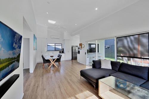 Μια τηλεόραση ή/και κέντρο ψυχαγωγίας στο 7 Pine Court